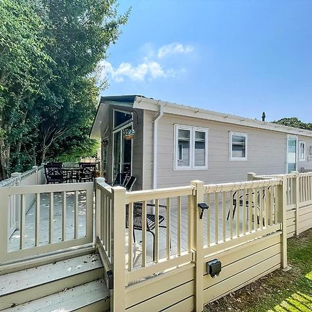 Stunning Lodge With Decking At Oaklands Holiday Park In Essex Ref 39017Rw Clacton-on-Sea Exterior foto